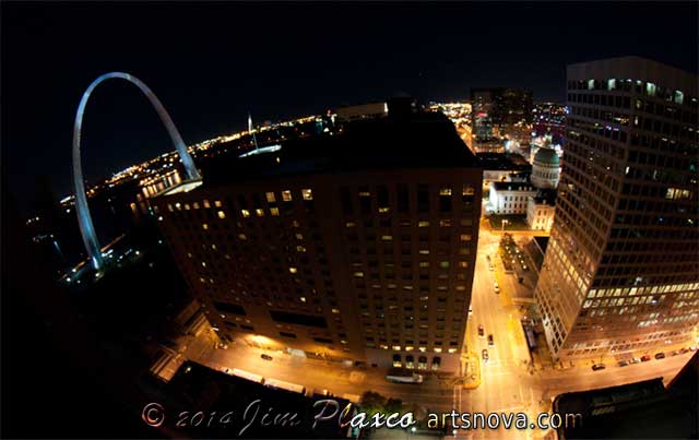 St Louis night view of Gateway Arch